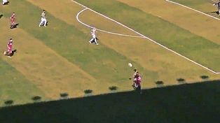 Un duro choque de cabezas en cancha de Lanús dejó hospitalizado a un defensor de Aldosivi.