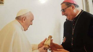 El Papa Francisco recibe una imagen de la virgen del Rosario que le obsequió el arzobispo de la ciudad, Eduardo Martín.&nbsp;