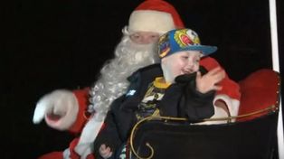 Adelantaron la Navidad en un pueblo para que un niño la disfrute por última vez