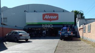 El joven llegó herido y pidió ayuda en un supermercado del barrio