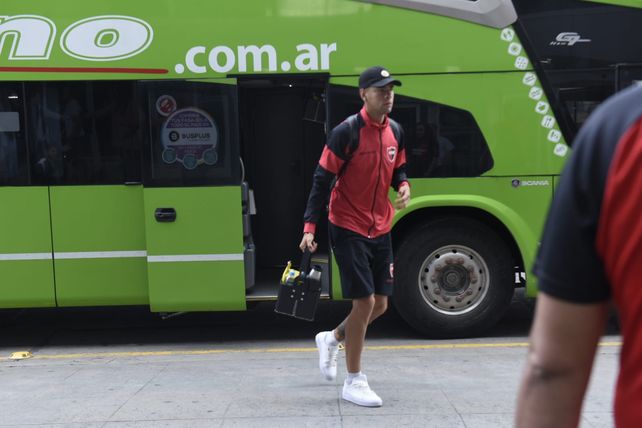 Facundo Mansilla descendió del micro que trasladó el plantel hasta Fisherton y se dirige hacia el interior del aeropuerto.