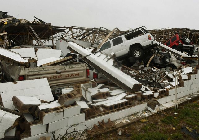 Demoledor. Harvey dejó una montaña de escombros mezclados con vehículos en Rockport