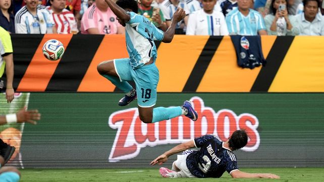 Nicolás Tagliafico va al suelo en el partido contra Honduras. Ese día sufrió un desgarro en el sóleo.