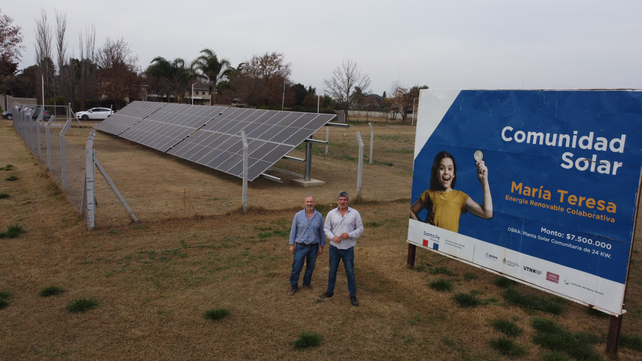 Guillermo Caporalini y Gonzalo Goyechea en la entrada al parque solar de María Teresa en la localidad del departamento General López.