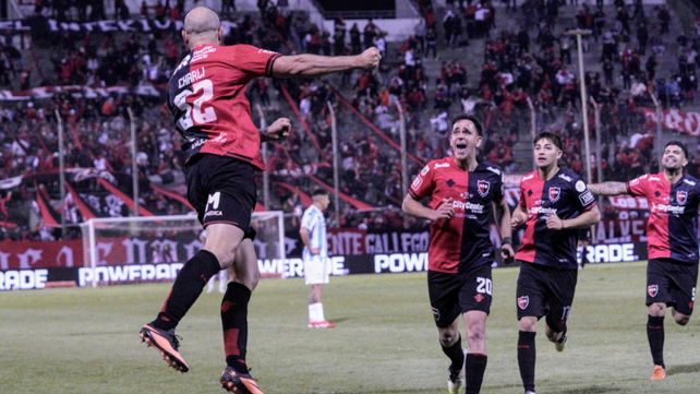 Cocoliso González salta de felicidad por su gol. Se acercan para el festejo Maroni