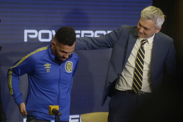 Carlos Tevez y Ricardo Carloni mantienen una comunicación fluida desde el primer momento en que el Apache se puso el buzo de entrenador en Central.