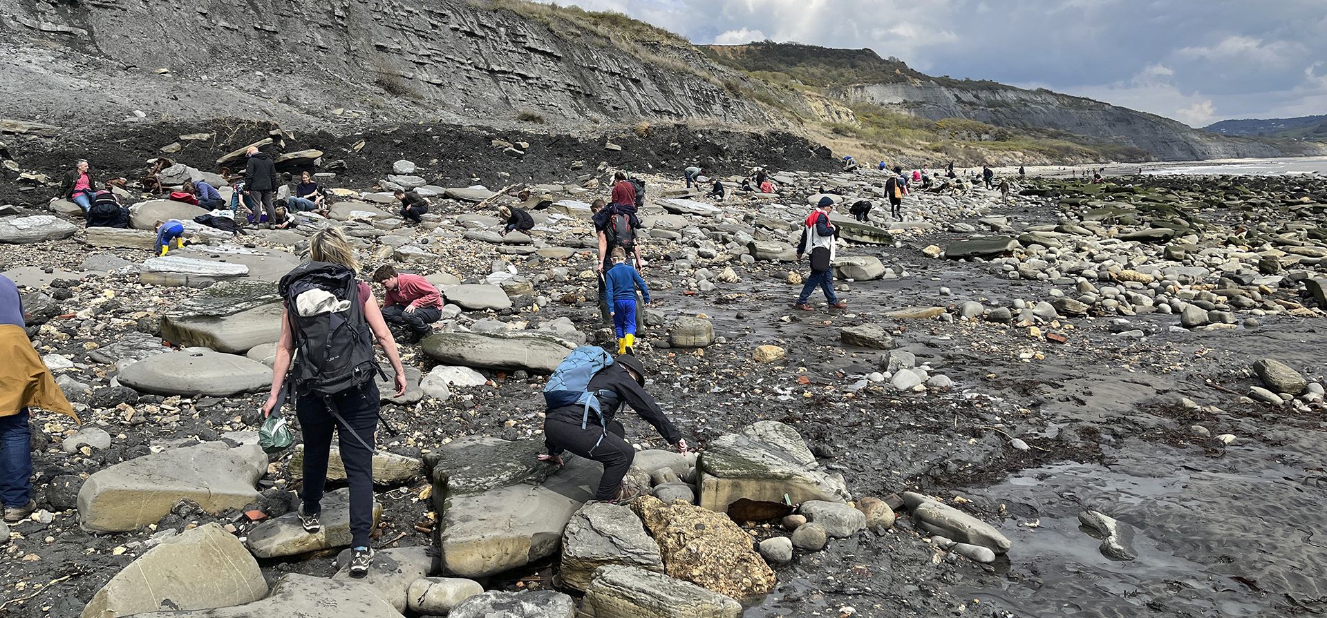 Buscadores de restos fósiles deambulan por las playas de Lyme Regis el 23 de abril de 2023, en el sur de Inglaterra. Lyme Regis fue el hogar de Mary Anning (1799-1847), quien encontró el primer plesiosaurio completo, un reptil marino de cuello largo y uno de los primeros ictiosaurios completos. (Steve Wartenberg vía AP) Buscadores de restos fósiles deambulan por las playas de Lyme Regis el 23 de abril de 2023, en el sur de Inglaterra. Lyme Regis fue el hogar de Mary Anning (1799-1847), quien encontró el primer plesiosaurio completo, un reptil marino de cuello largo y uno de los primeros ictiosaurios completos. (Steve Wartenberg vía AP)