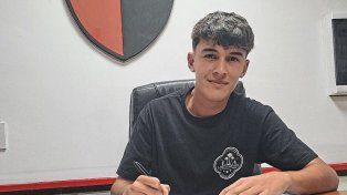 Matías Córdoba firmó su primer contrato con Colón.