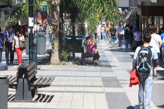 Una mamá le daba la teta a su beba cuando advirtió que un hombre la estaba mirando y se masturbaba