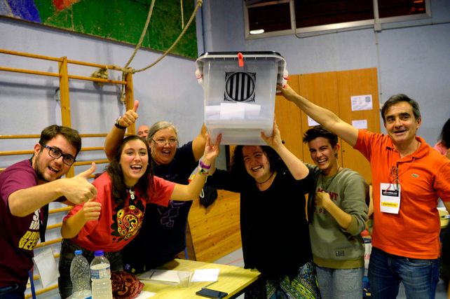 Se pudo. Electores y autoridades de mesa exhiben una urna llena al final de la jornada.