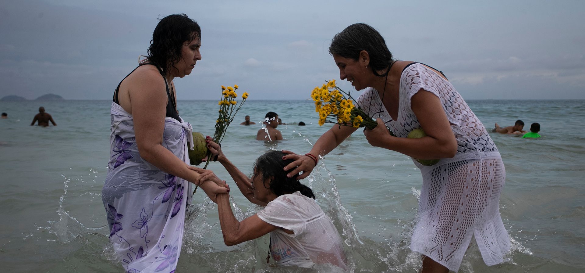 La gente reza en la playa de Copacabana durante una ceremonia en honor a Yemanjá, la diosa del mar de la religión yoruba, en Río de Janeiro, el lunes 29 de diciembre de 2025. (Foto AP/Bruna Prado)