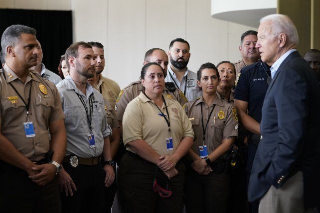 El presidente Biden viajó ayer a Miami para reunirse con rescatistas y familiares, así como políticos locales. Prometió auxilio federal para las tareas de recuperación.