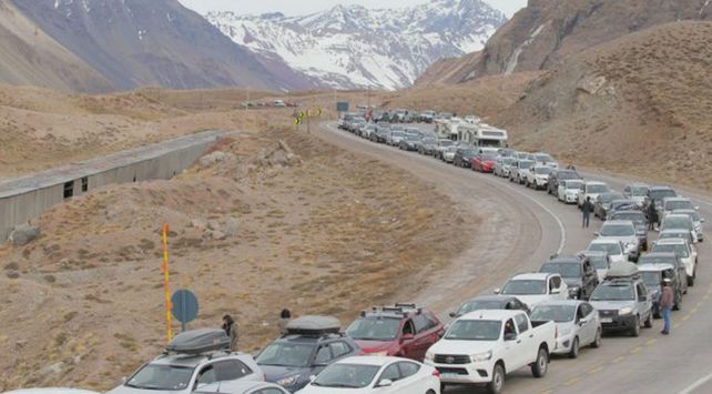 Miles de chilenos cruzan a Argentina a gastar plata