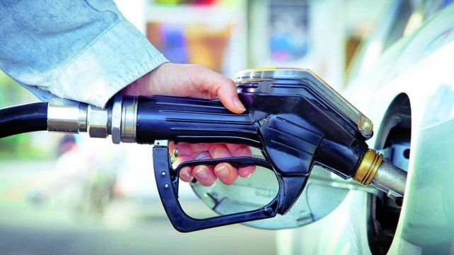 El Gobierno volvió a postergar el aumento de impuestos a los combustibles