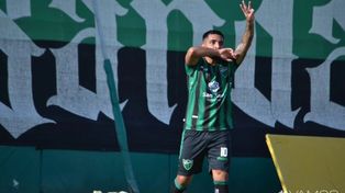 El futbolista Diego Pulpo González no disimuló su emoción al cruzarse con Miguel Russo.&nbsp;