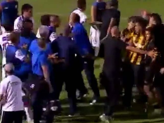 Piñas y descontrol en el clásico uruguayo
