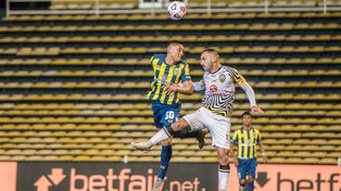 Alejo Veliz intenta de arriba ante el defensor de Táchira, el día de su debut.