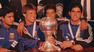 Bayón junto a ex compañeros de la selección de Pekerman con la Copa del Mundo.