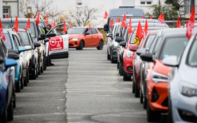 Manifestación de operarios en la sede de Opel en Essen, Alemania. Los empleados se manifiestan en contra de despidos.