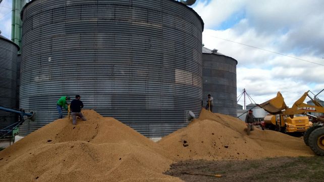 Bomberos Voluntarios Villaguay controlaron incendio en silos con 100 toneladas de soja