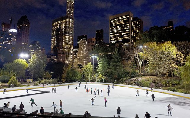 Residentes y turistas deslizan sus patines sobre el hielo en Wollman Rink del Central Park de Nueva York.&nbsp;