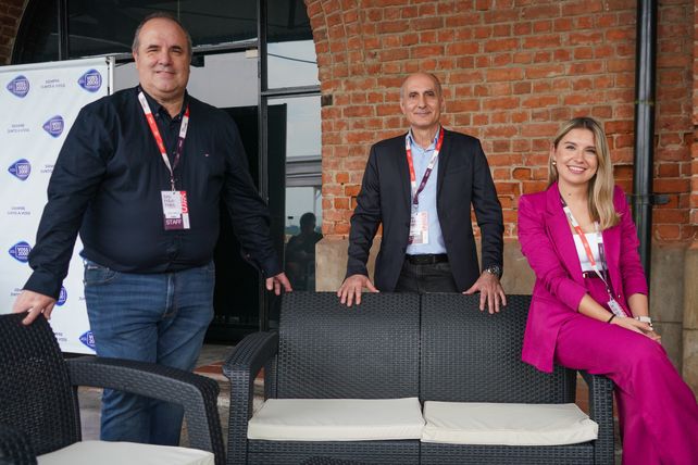 Horacio Asad, en el centro, junto a Marcelo y Vanina Marietta.