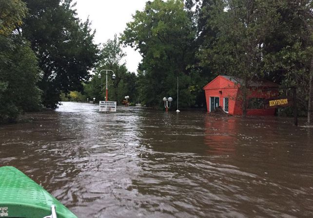 Río abajo. El camping balneario municipal Dr. Delio Panizza de Rosario del Tala es uno de los más afectados; allí la tendencia del río es a disminuir en estos días.   Foto Gentileza/Al Frente Canal 5
