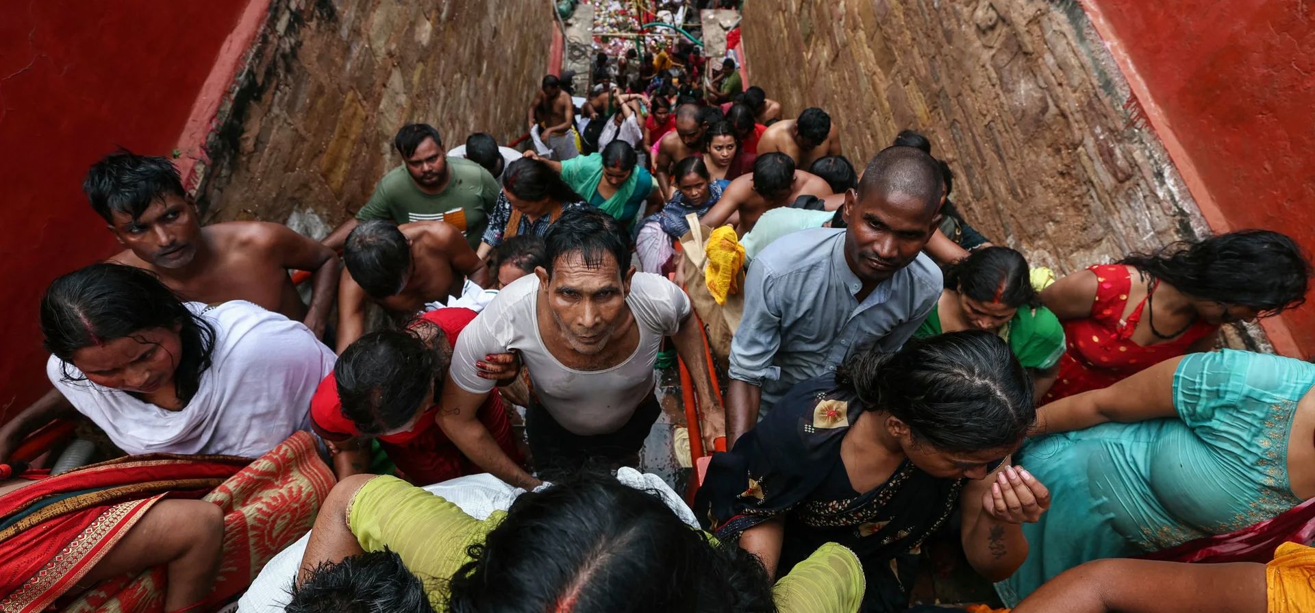 Las parejas hindúes que desean tener un hijo abandonan bien el sagrado Lolark Kund después de darse un baño sagrado, durante el festival Lolark Shasthi, Varanasi, India. Fotografía: Niharika Kulkarni/AFP/Getty Images Las parejas hindúes que desean tener un hijo abandonan bien el sagrado Lolark Kund después de darse un baño sagrado, durante el festival Lolark Shasthi, Varanasi, India. Fotografía: Niharika Kulkarni/AFP/Getty Images