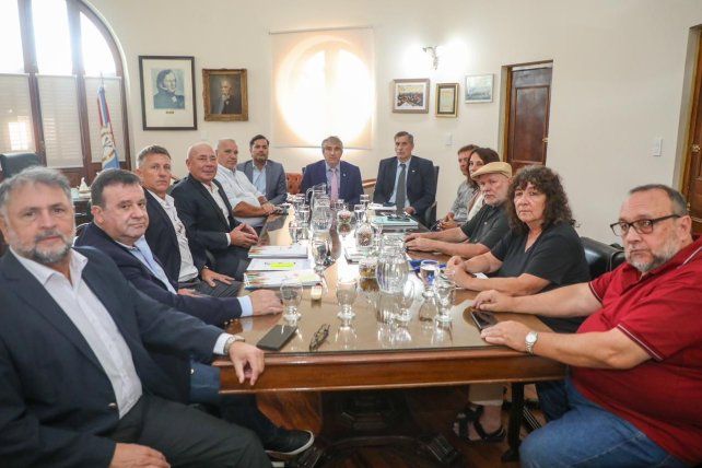 El Gobierno provincial y los gremios de estatales y docentes se vuelven a encontrar en paritarias este lunes El Gobierno provincial y los gremios de estatales y docentes se vuelven a encontrar en paritarias este lunes