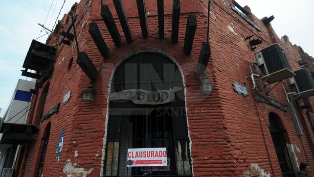 Nocturno. El momento en que el bar fue clausurado. En la actualidad luce diferente la esquina de 25 de Mayo y Lisandro de la Torre.&nbsp;