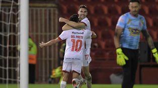 El eterno Mauro Boselli celebra el cuarto gol de Estudiantes luego de una contra feroz.