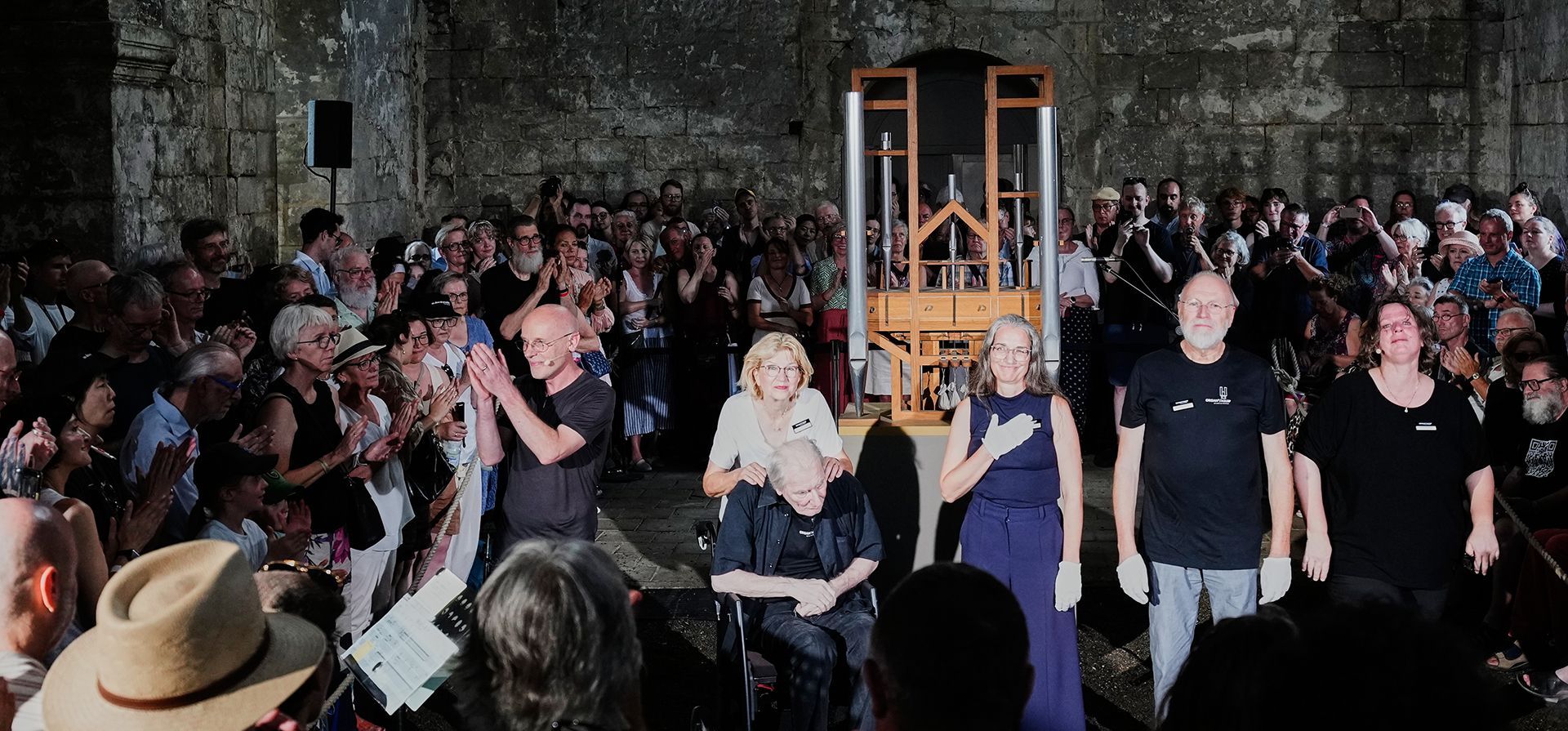 El equipo del Proyecto de Órgano John Cage de Halberstadt celebra y recibe aplausos tras un cambio de acorde en el órgano de la iglesia medieval de Burchardi en Halberstadt, Alemania, el miércoles 5 de agosto de 2026. (Foto AP/Markus Schreiber) El equipo del Proyecto de Órgano John Cage de Halberstadt celebra y recibe aplausos tras un cambio de acorde en el órgano de la iglesia medieval de Burchardi en Halberstadt, Alemania, el miércoles 5 de agosto de 2026. (Foto AP/Markus Schreiber)