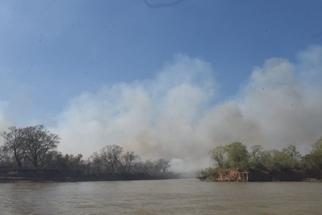 Vecinos de la isla luchan contra los incendios, que arrasan con todo lo que encuentran en su camino