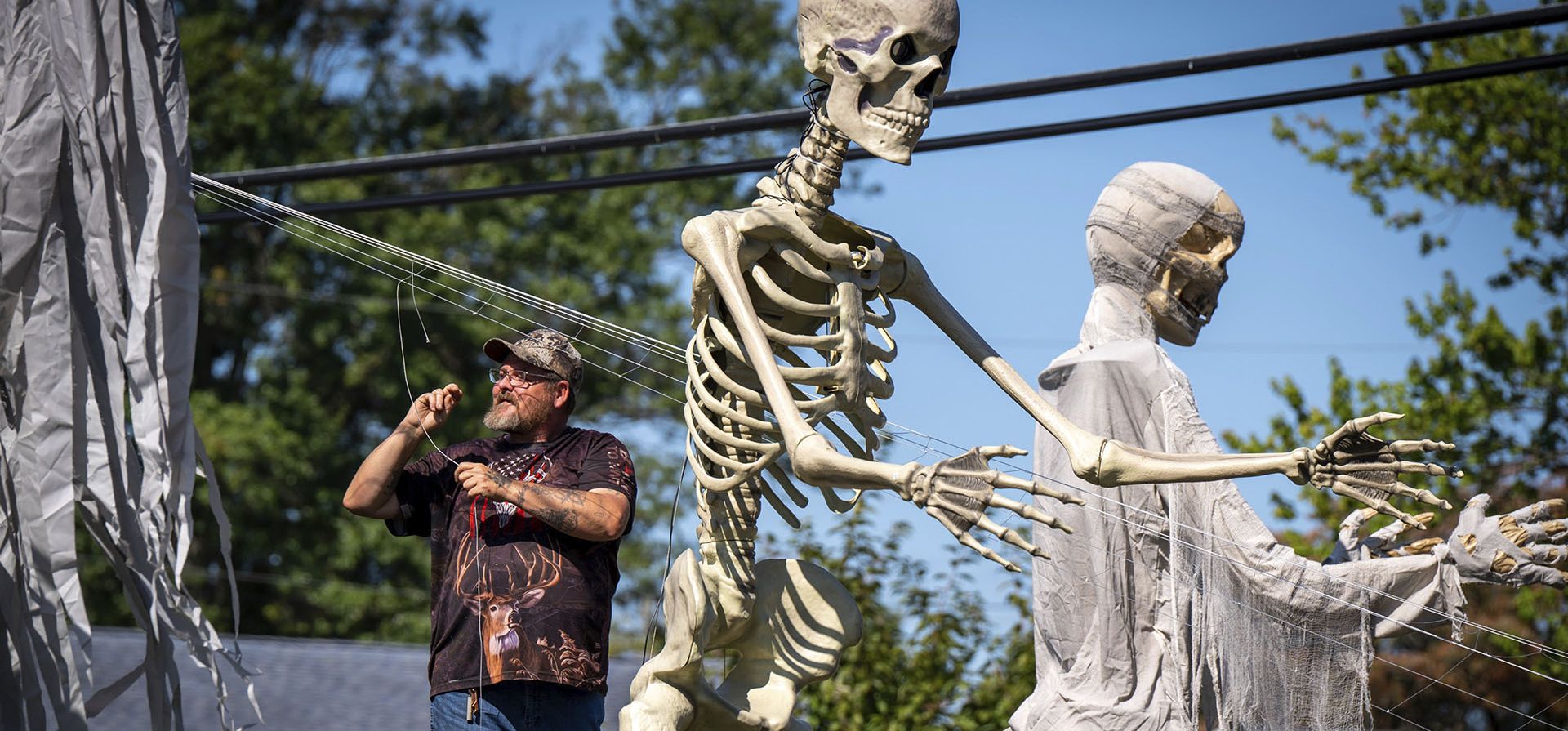 Bruce Higgins hace una telaraña y está instalando elaboradas decoraciones de Halloween en su casa de Croydon, Pensilvania, el jueves 5 de septiembre de 2024. (Jessica Griffin/The Philadelphia Inquirer vía AP) Bruce Higgins hace una telaraña y está instalando elaboradas decoraciones de Halloween en su casa de Croydon, Pensilvania, el jueves 5 de septiembre de 2024. (Jessica Griffin/The Philadelphia Inquirer vía AP)