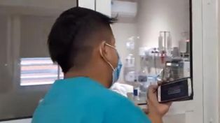 Video: un chofer de ambulancia les canta a los pacientes con covid para darles alegría