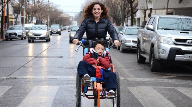 Agustina y Ciro pedalean por la ciudad. Con su actitud promueven la inclusión y la accesibilidad.&nbsp;(Foto: Juan Thomes) www.rionegro.com.ar&nbsp;