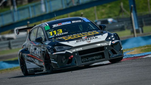 Pezzini circula con autoridad por el asfalto del Fangio rosarino. El TCR South América inició la temporada con el GP Paladini.