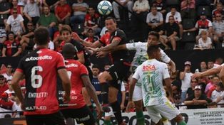 Agrupados. Lema cabecea, Albertengo salta al lado y Gentiletti y Leal acompañan. Newells fue más precavido con Defensa.&nbsp; &nbsp;