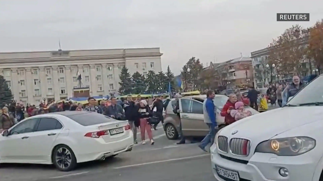 Residentes de Jersón se reunieron hoy viernes en la plaza céntrica de la ciudad para festejar la llegada de las tropas ucranianas.&nbsp;