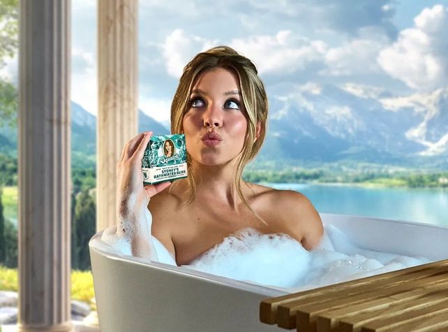 Sydney Sweeney vende un jabón hecho con el agua de su baño de inmersión