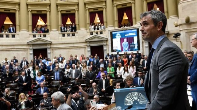 El presidente de Diputados, Martín Menem, abrió la sesión y luego oficialismo y oposición se trenzaron por la forma de votación en la nueva ley ómnibus.