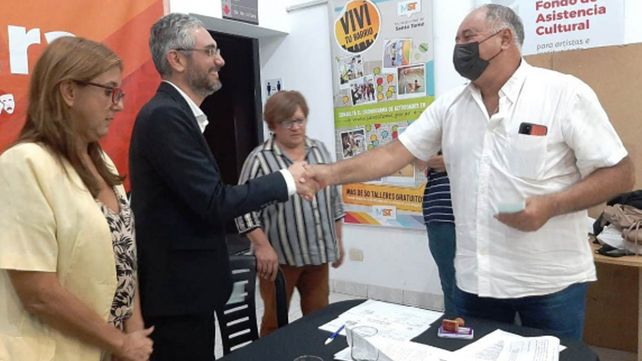 Qüesta encabezó una nueva entrega del Fondo de Asistencia Vecinal