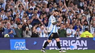 Lionel Messi y el público que lo idolatra en el Monumental, después del golazo del 1 a 0 de Argentina sobre Venezuela.