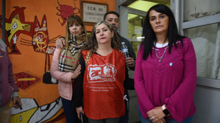 Gabriela Andrade (primera desde la derecha), junto a delegados de Amsafe. La directora recibió la advertencia en su teléfono celular.&nbsp;