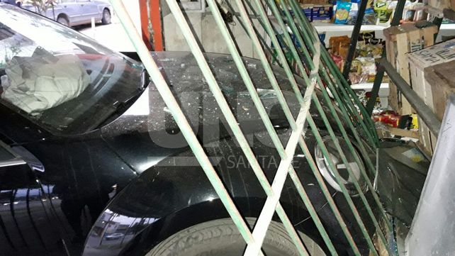 Desgracia con mucha fortuna: se durmió y terminó con el auto adentro de una verdulería