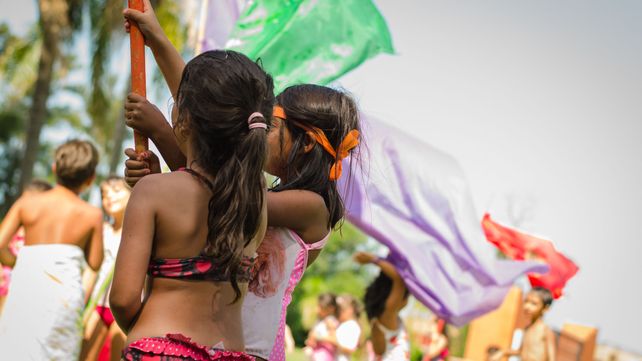Juegos, desafíos en equipos, fiesta de disfraces y fogón