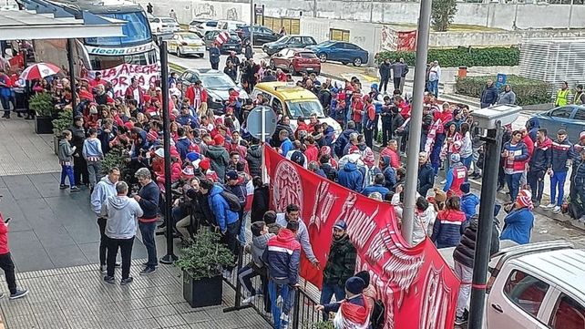 Muchas hinchas de Unión fueron a darle apoyo al equipo de Munúa a la puerta de la concentración.