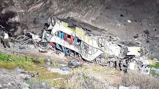 Al menos 20 muertos al caer a un precipicio un colectivo en Chile
