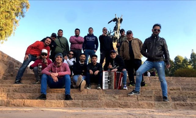 Los músicos de Gerardo Farías en el Cerro de la Gloria. Foto Jona Albornoz