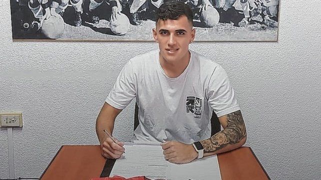 Alan Forneris firmó su primer contrato profesional en Colón Alan Forneris firmó su primer contrato profesional en Colón